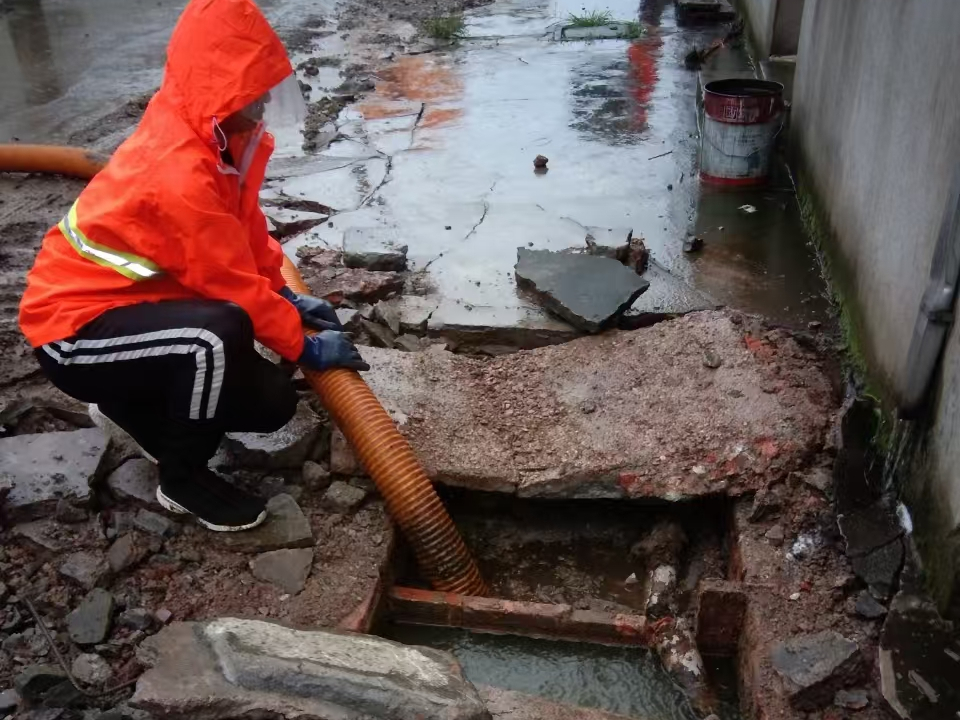 从化专业清理污水池 炜誉市政以规范流程守护城市 “肠道”